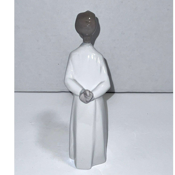 Vintage Lladro Boy In Nightgown Boy Kissing Figurine Spain #4869 - Retired - Picture 3 of 9